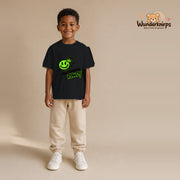 T-Shirt für Jungen in Schwarz mit Motiv „Nachwuchs Rowdy“, getragen von einem Kind – Wunderknirps.
