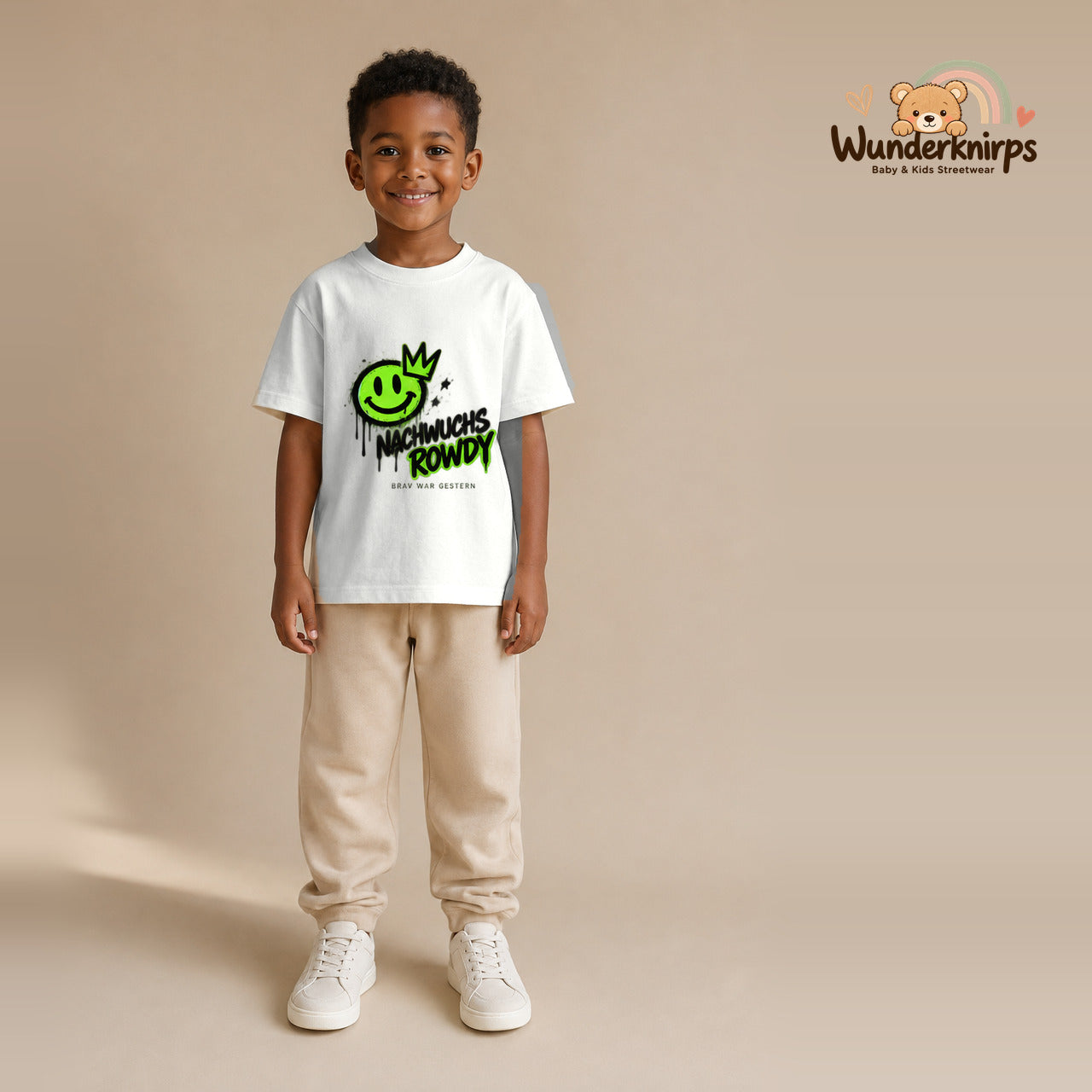 T-Shirt für Jungen in Weiß mit Motiv „Nachwuchs Rowdy“, getragen von einem Kind – Wunderknirps.