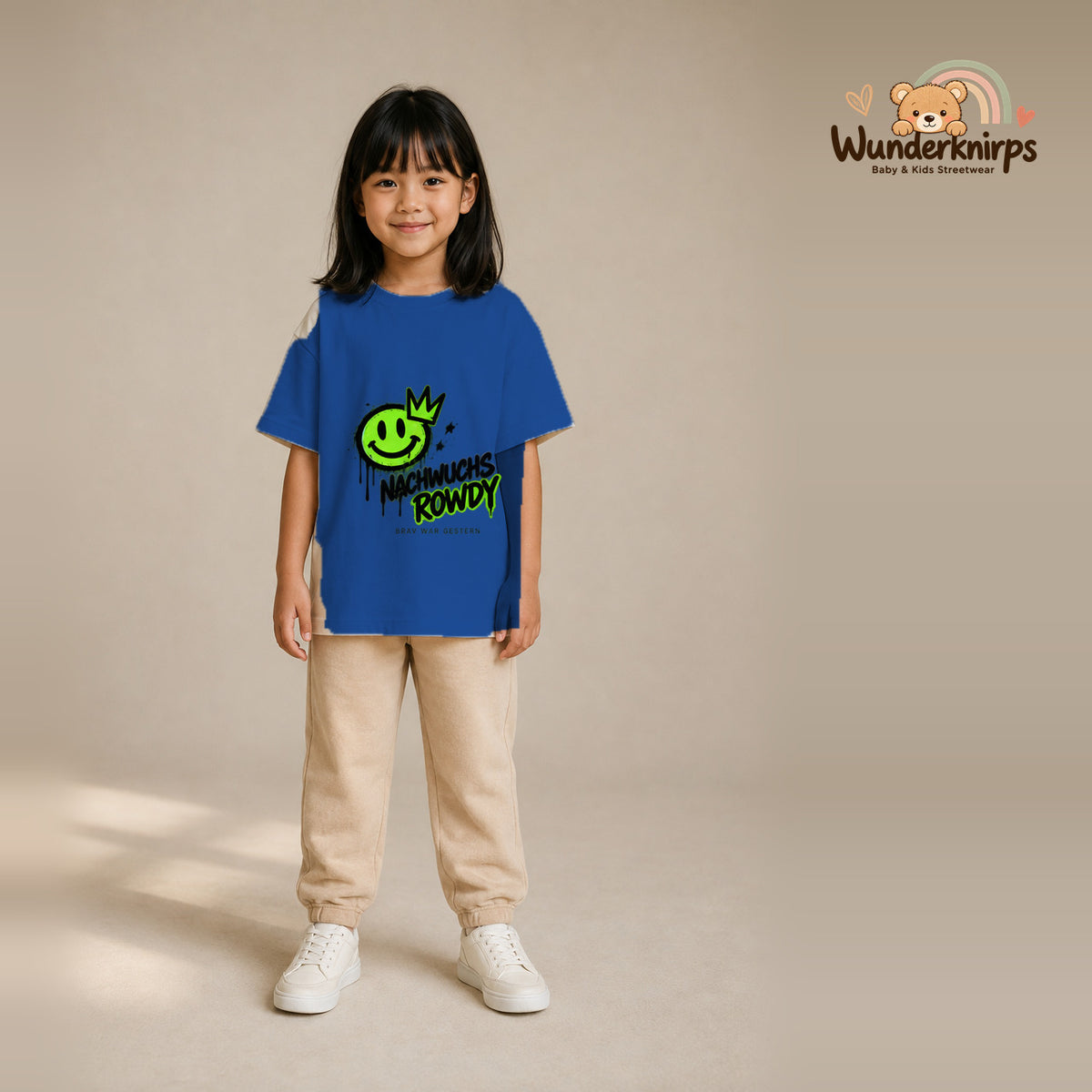 T-Shirt für Mädchen in Blau mit Motiv „Nachwuchs Rowdy“, getragen von einem Kind – Wunderknirps.
