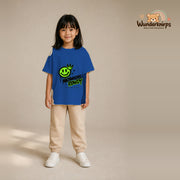 T-Shirt für Mädchen in Blau mit Motiv „Nachwuchs Rowdy“, getragen von einem Kind – Wunderknirps.