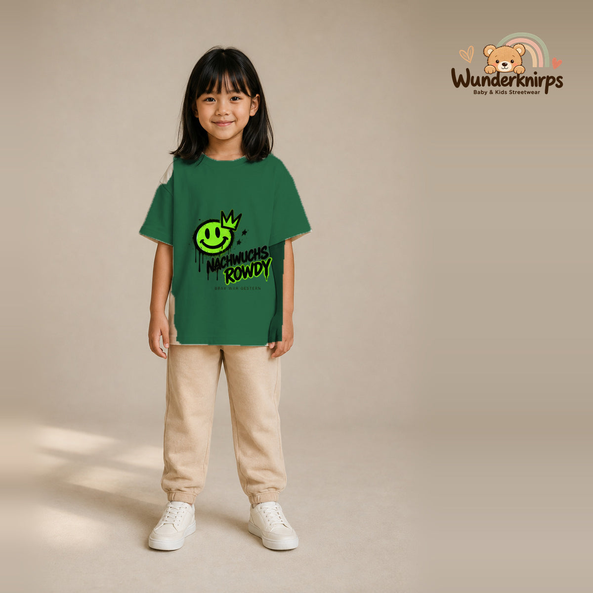 T-Shirt für Mädchen in Grün mit Motiv „Nachwuchs Rowdy“, getragen von einem Kind – Wunderknirps.