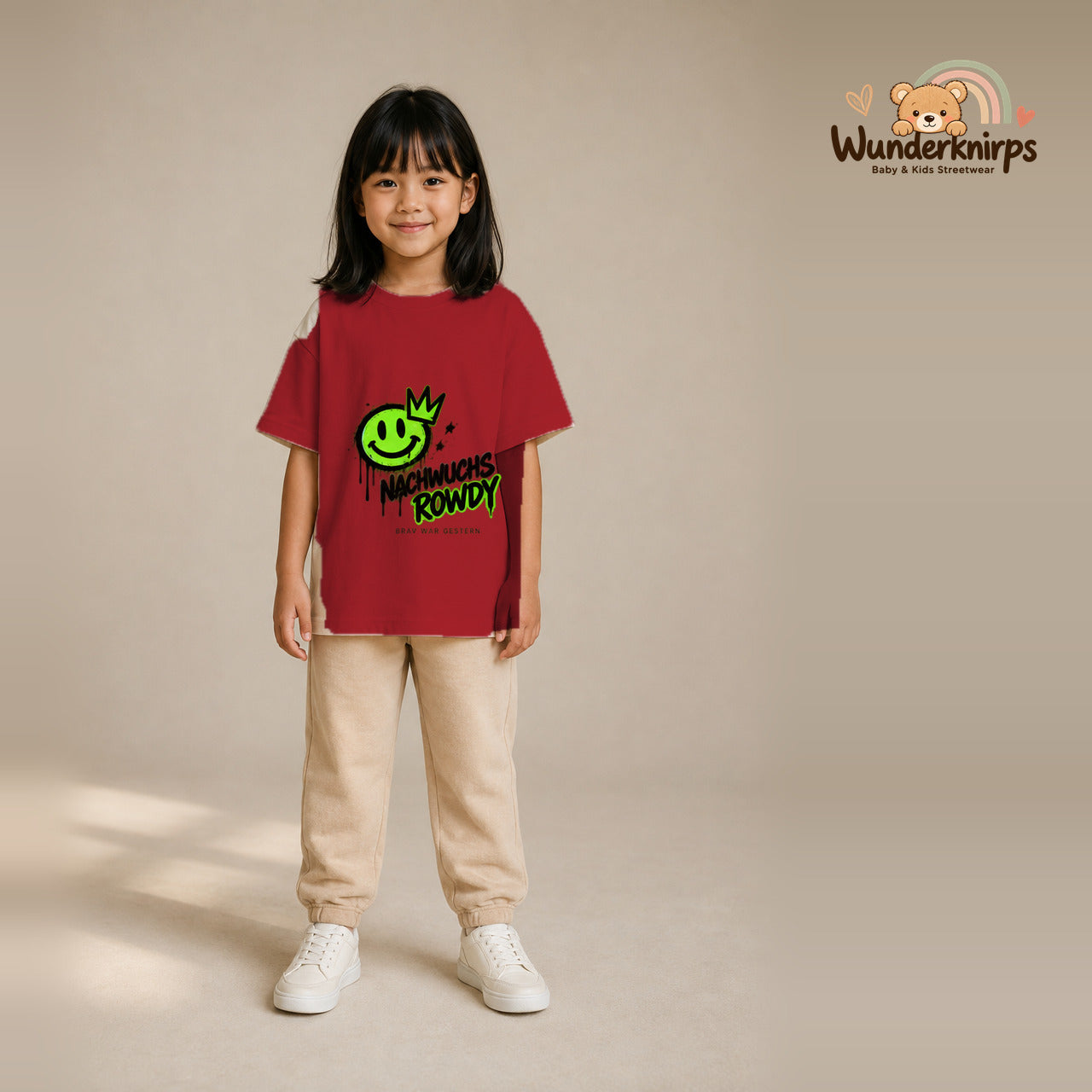 T-Shirt für Mädchen in Rot mit Motiv „Nachwuchs Rowdy“, getragen von einem Kind – Wunderknirps.