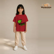 T-Shirt für Mädchen in Rot mit Motiv „Nachwuchs Rowdy“, getragen von einem Kind – Wunderknirps.
