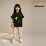 T-Shirt für Mädchen in Schwarz mit Motiv „Nachwuchs Rowdy“, getragen von einem Kind – Wunderknirps.