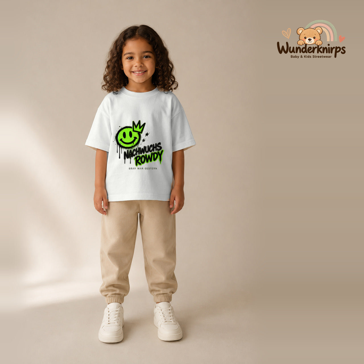 T-Shirt für Mädchen in Weiß mit Motiv „Nachwuchs Rowdy“, getragen von einem Kind – Wunderknirps.