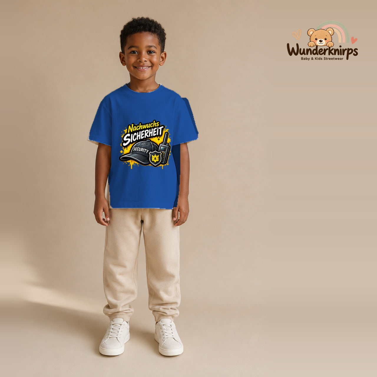 T-Shirt für Jungen in Blau mit Motiv „Nachwuchs Sicherheit“, getragen von einem Kind – Wunderknirps.