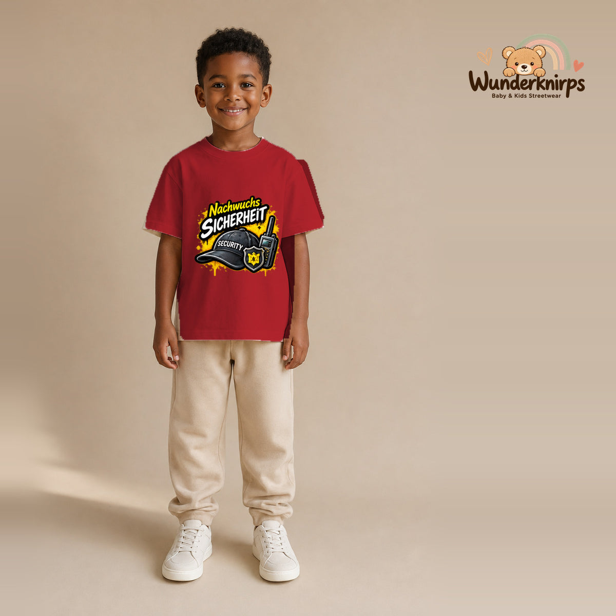 T-Shirt für Jungen in Rot mit Motiv „Nachwuchs Sicherheit“, getragen von einem Kind – Wunderknirps.
