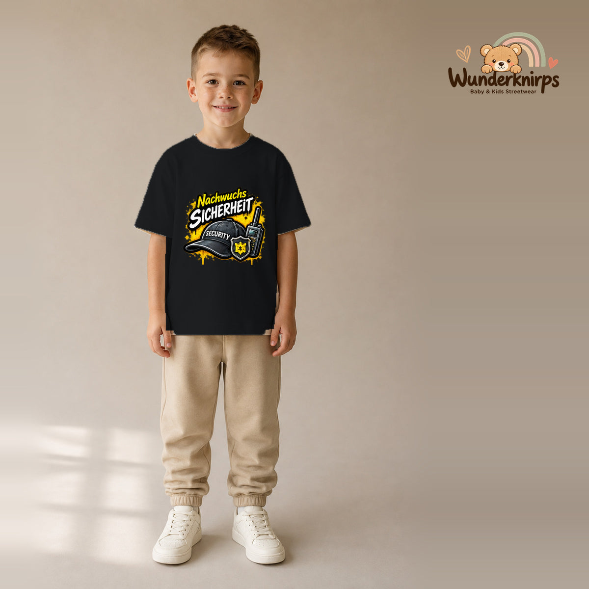T-Shirt für Jungen in Schwarz mit Motiv „Nachwuchs Sicherheit“, getragen von einem Kind – Wunderknirps.