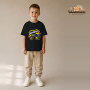 T-Shirt für Jungen in Schwarz mit Motiv „Nachwuchs Sicherheit“, getragen von einem Kind – Wunderknirps.