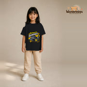 T-Shirt für Mädchen in Schwarz mit Motiv „Nachwuchs Sicherheit“, getragen von einem Kind – Wunderknirps.