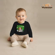 Babybody für Jungen in Schwarz mit Motiv „Nachwuchs Veterinär“, getragen von einem Kind – Wunderknirps.