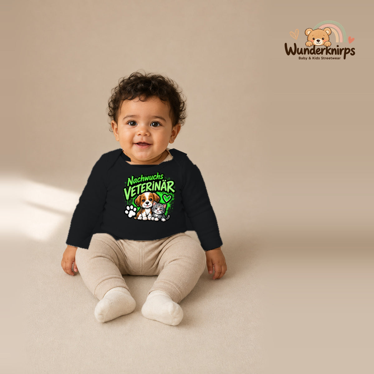 Babybody für Jungen in Schwarz mit Motiv „Nachwuchs Veterinär“, getragen von einem Kind – Wunderknirps.