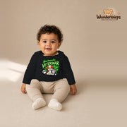 Babybody für Jungen in Schwarz mit Motiv „Nachwuchs Veterinär“, getragen von einem Kind – Wunderknirps.