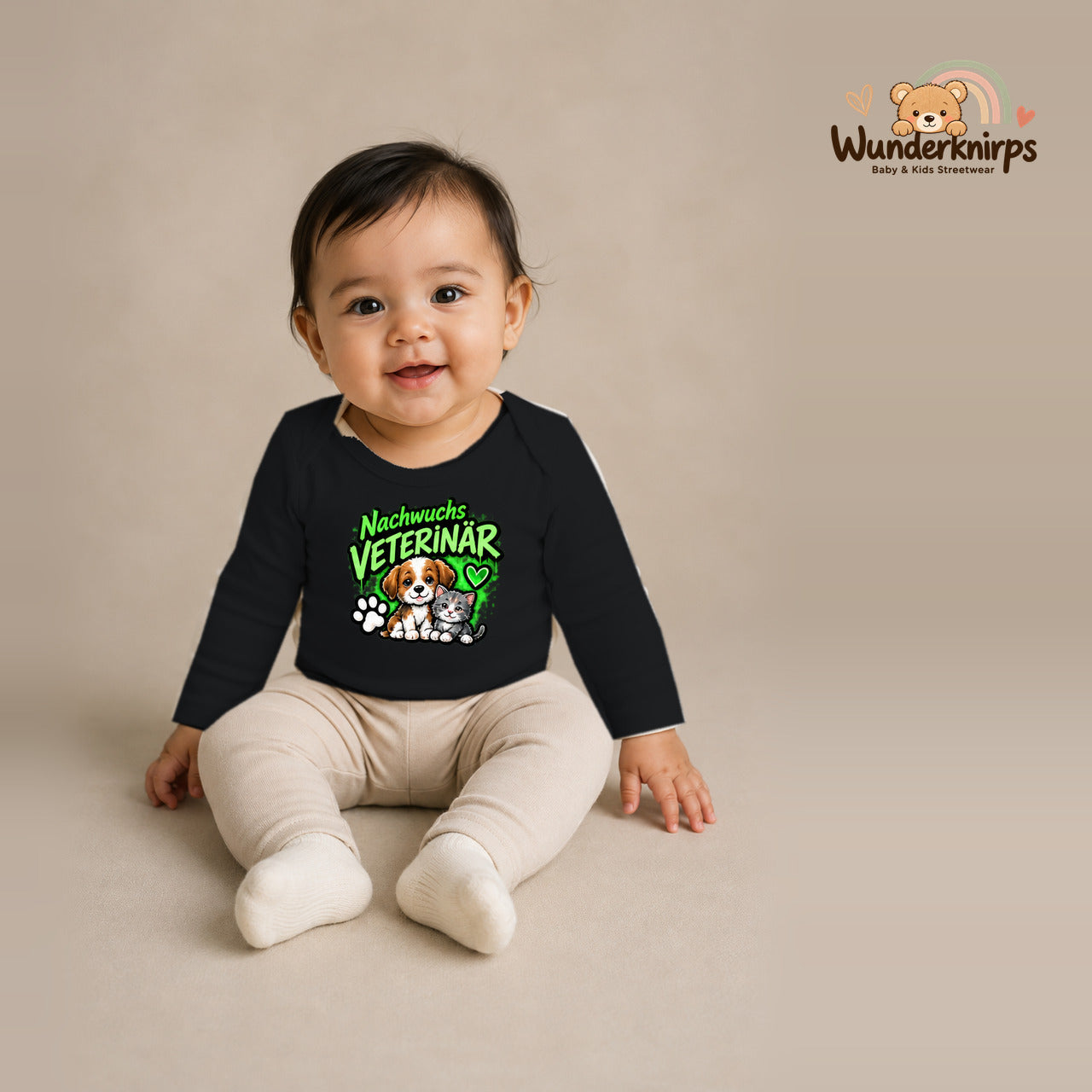 Babybody für Mädchen in Schwarz mit Motiv „Nachwuchs Veterinär“, getragen von einem Kind – Wunderknirps.
