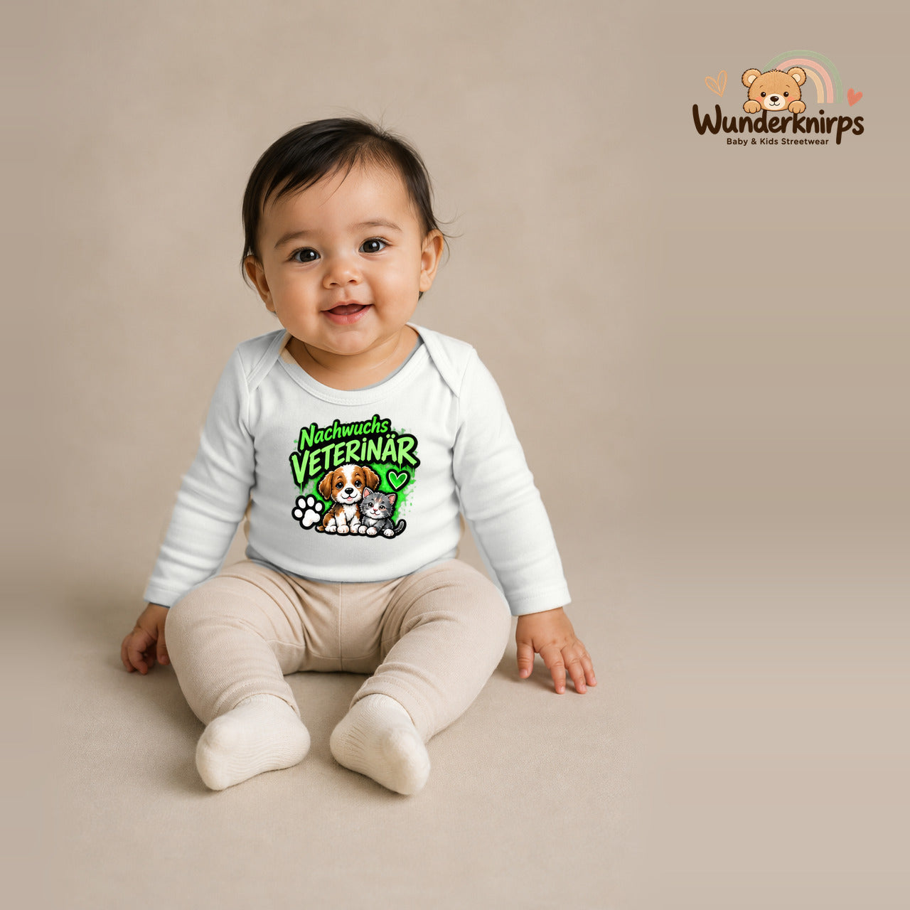 Babybody für Mädchen in Weiß mit Motiv „Nachwuchs Veterinär“, getragen von einem Kind – Wunderknirps.