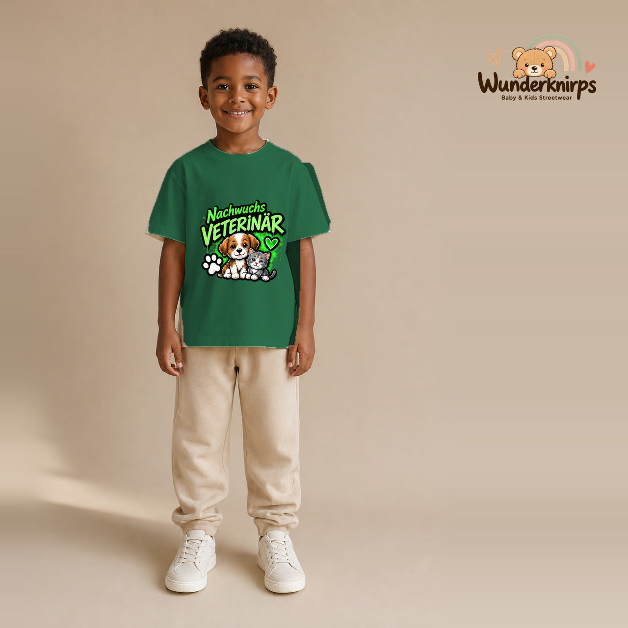T-Shirt für Jungen in Grün mit Motiv „Nachwuchs Veterinär“, getragen von einem Kind – Wunderknirps.