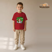 T-Shirt für Jungen in Rot mit Motiv „Nachwuchs Veterinär“, getragen von einem Kind – Wunderknirps.