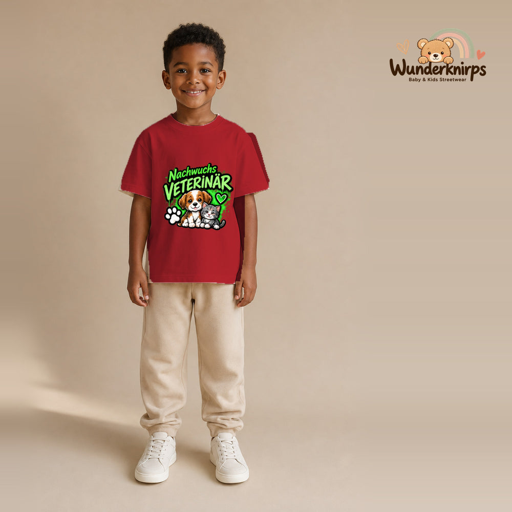 T-Shirt für Jungen in Rot mit Motiv „Nachwuchs Veterinär“, getragen von einem Kind – Wunderknirps.