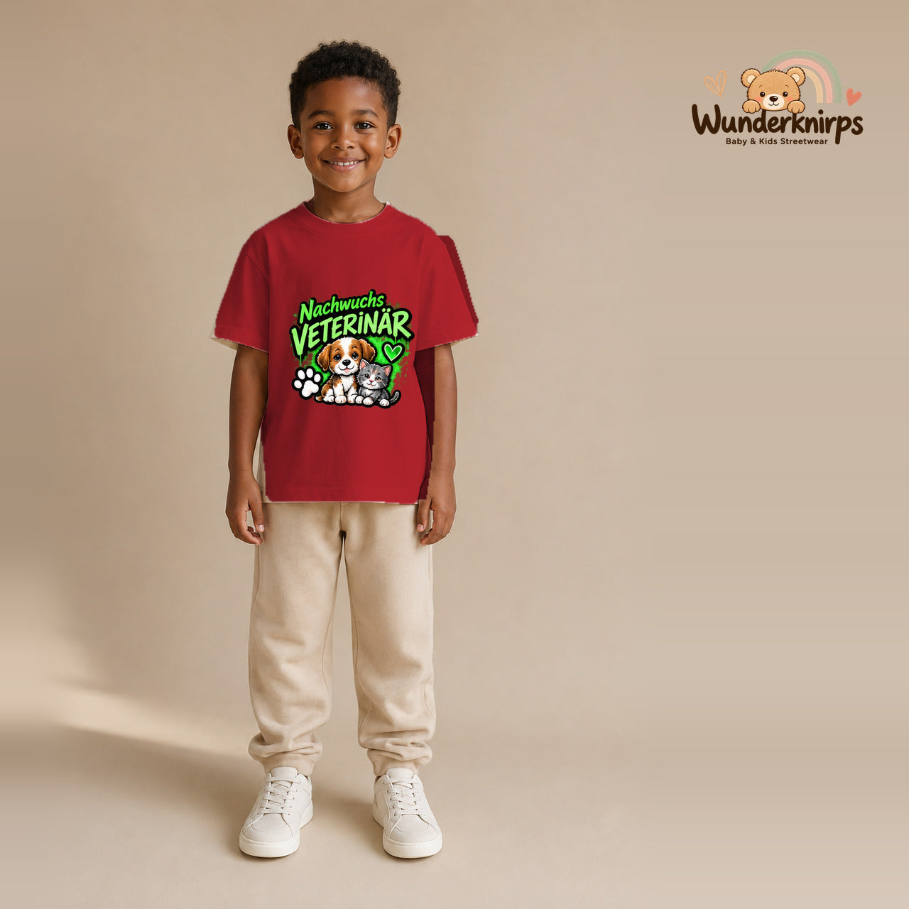 T-Shirt für Jungen in Rot mit Motiv „Nachwuchs Veterinär“, getragen von einem Kind – Wunderknirps.