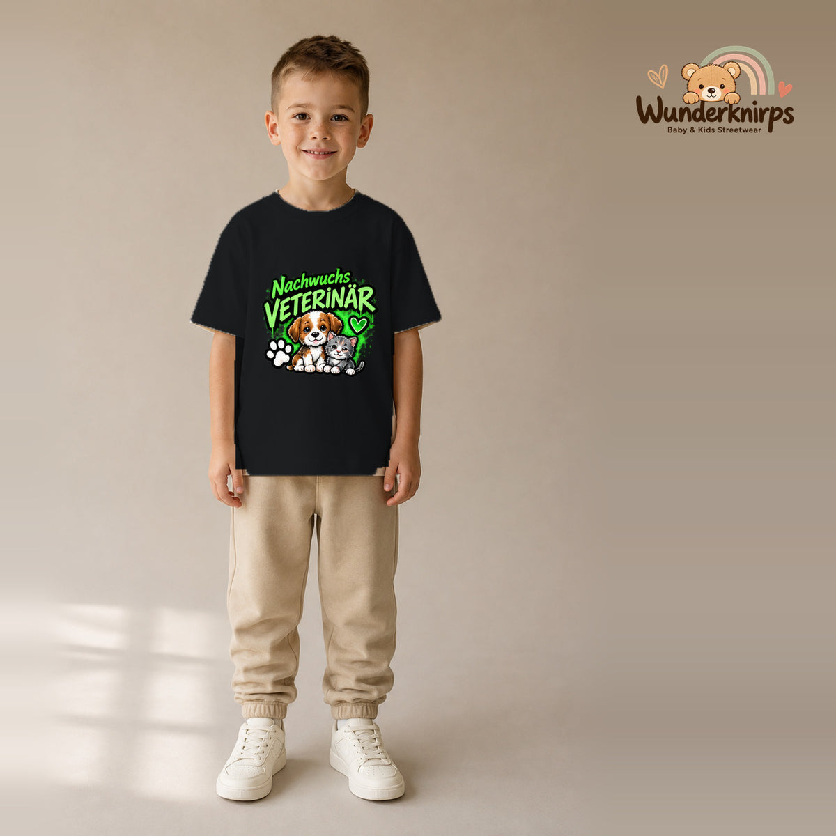 T-Shirt für Jungen in Schwarz mit Motiv „Nachwuchs Veterinär“, getragen von einem Kind – Wunderknirps.