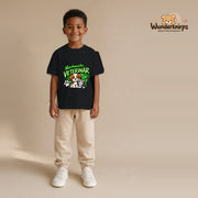 T-Shirt für Jungen in Schwarz mit Motiv „Nachwuchs Veterinär“, getragen von einem Kind – Wunderknirps.