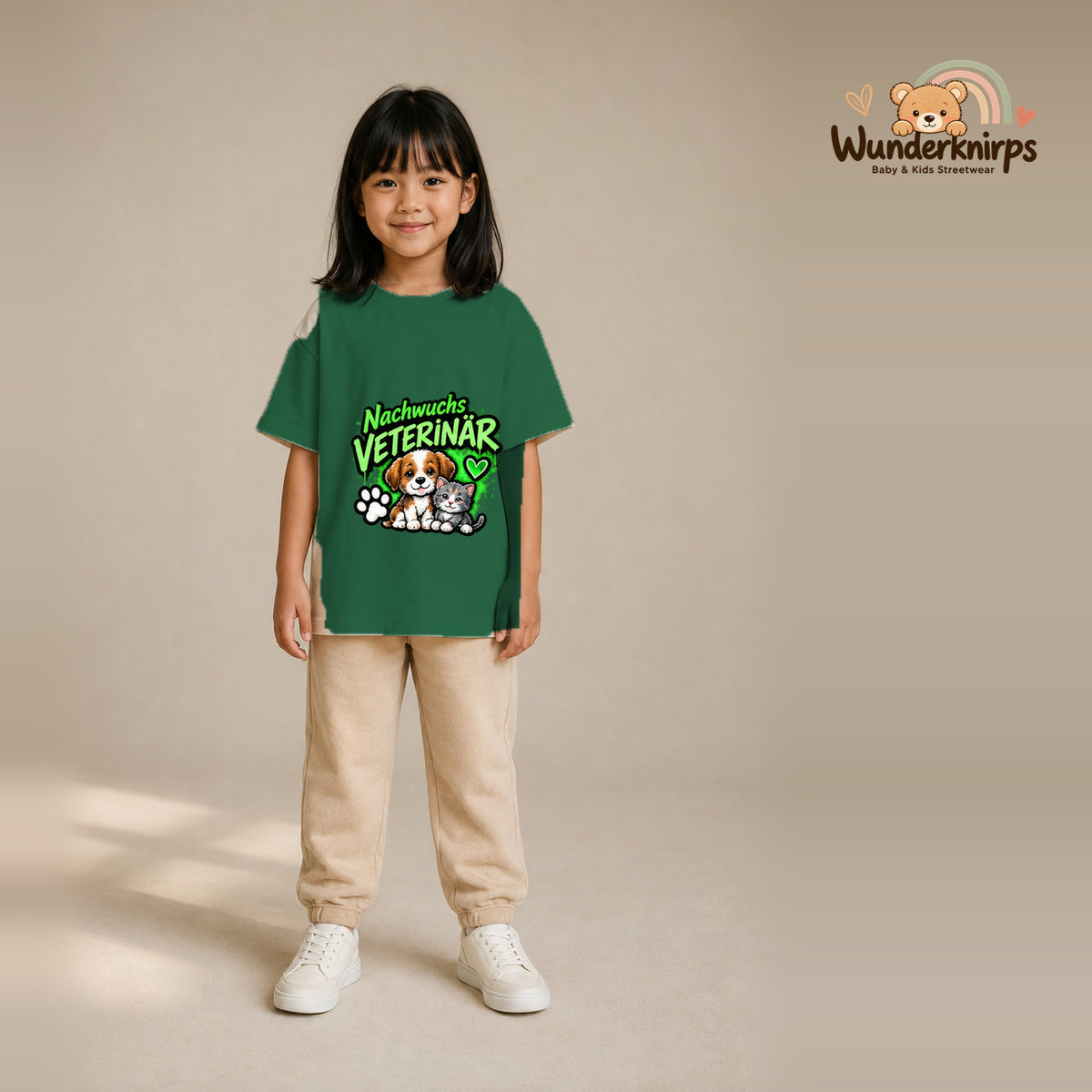 T-Shirt für Mädchen in Grün mit Motiv „Nachwuchs Veterinär“, getragen von einem Kind – Wunderknirps.