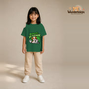 T-Shirt für Mädchen in Grün mit Motiv „Nachwuchs Veterinär“, getragen von einem Kind – Wunderknirps.