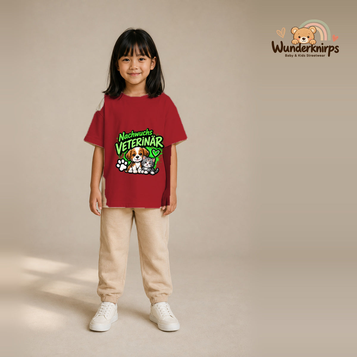 T-Shirt für Mädchen in Rot mit Motiv „Nachwuchs Veterinär“, getragen von einem Kind – Wunderknirps.