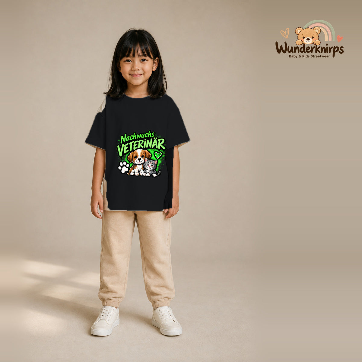 T-Shirt für Mädchen in Schwarz mit Motiv „Nachwuchs Veterinär“, getragen von einem Kind – Wunderknirps.