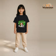 T-Shirt für Mädchen in Schwarz mit Motiv „Nachwuchs Veterinär“, getragen von einem Kind – Wunderknirps.