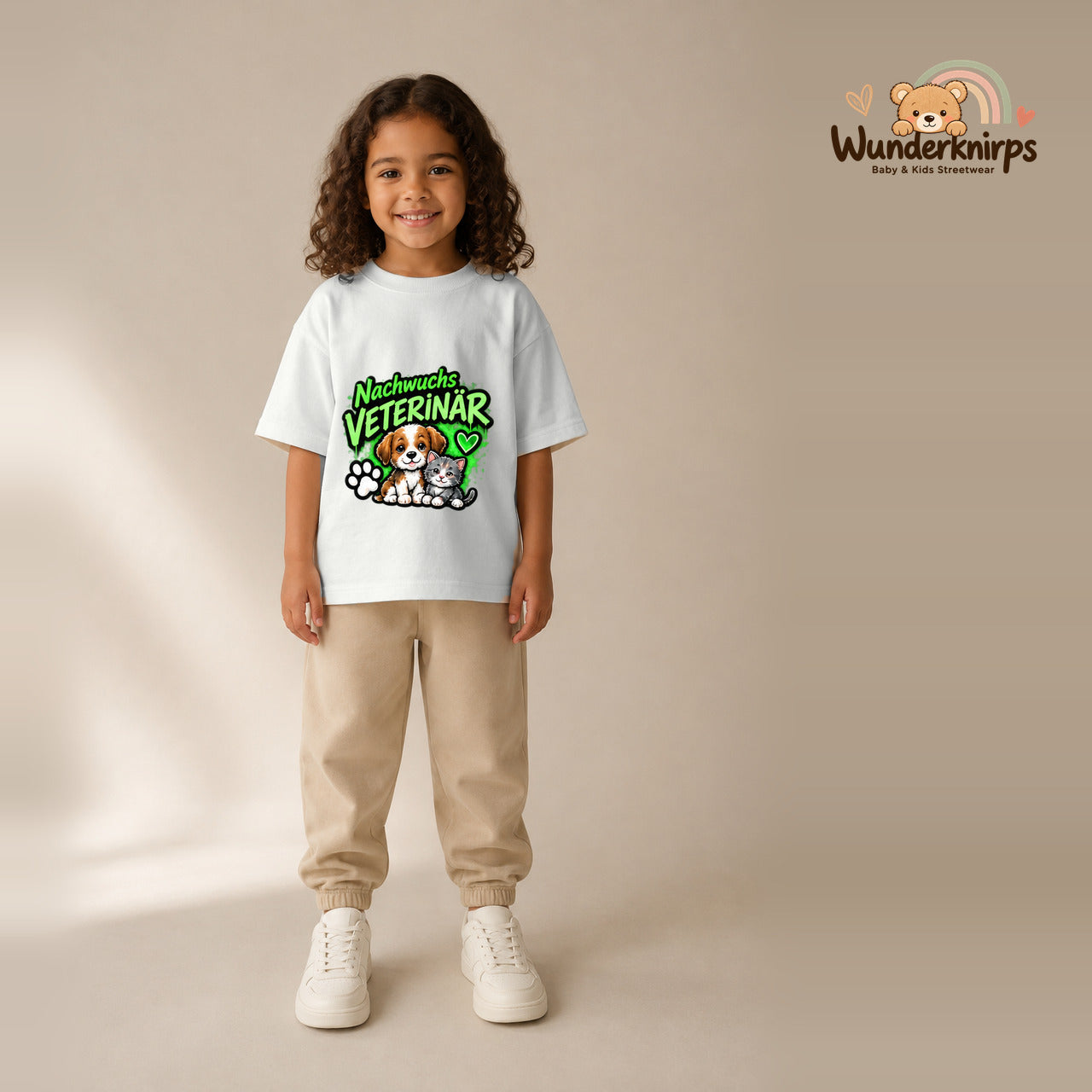 T-Shirt für Mädchen in Weiß mit Motiv „Nachwuchs Veterinär“, getragen von einem Kind – Wunderknirps.