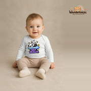 Babybody für Jungen in Weiß mit Motiv „Nap Dealer“, getragen von einem Kind – Wunderknirps.