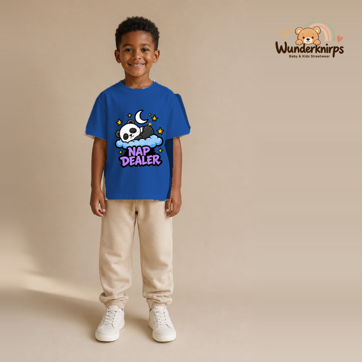 T-Shirt für Jungen in Blau mit Motiv „Nap Dealer“, getragen von einem Kind – Wunderknirps.