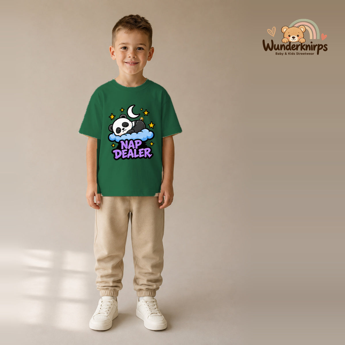 T-Shirt für Jungen in Grün mit Motiv „Nap Dealer“, getragen von einem Kind – Wunderknirps.