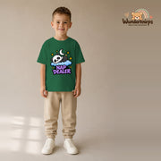 T-Shirt für Jungen in Grün mit Motiv „Nap Dealer“, getragen von einem Kind – Wunderknirps.
