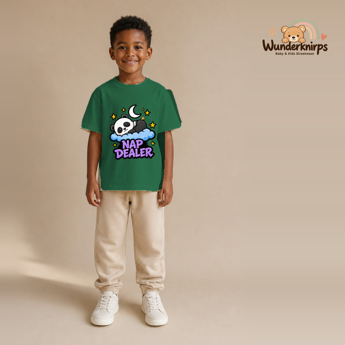 T-Shirt für Jungen in Grün mit Motiv „Nap Dealer“, getragen von einem Kind – Wunderknirps.