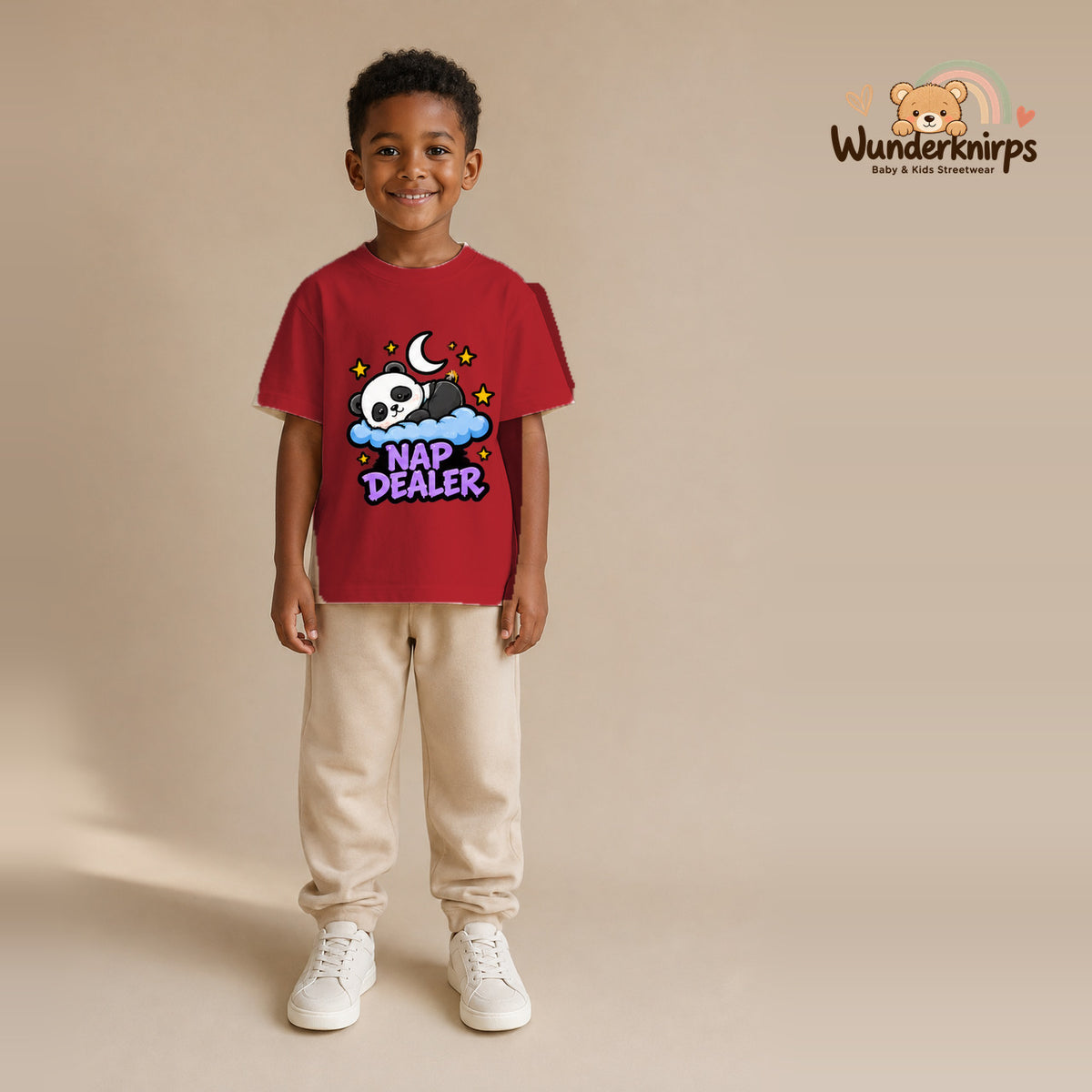 T-Shirt für Jungen in Rot mit Motiv „Nap Dealer“, getragen von einem Kind – Wunderknirps.