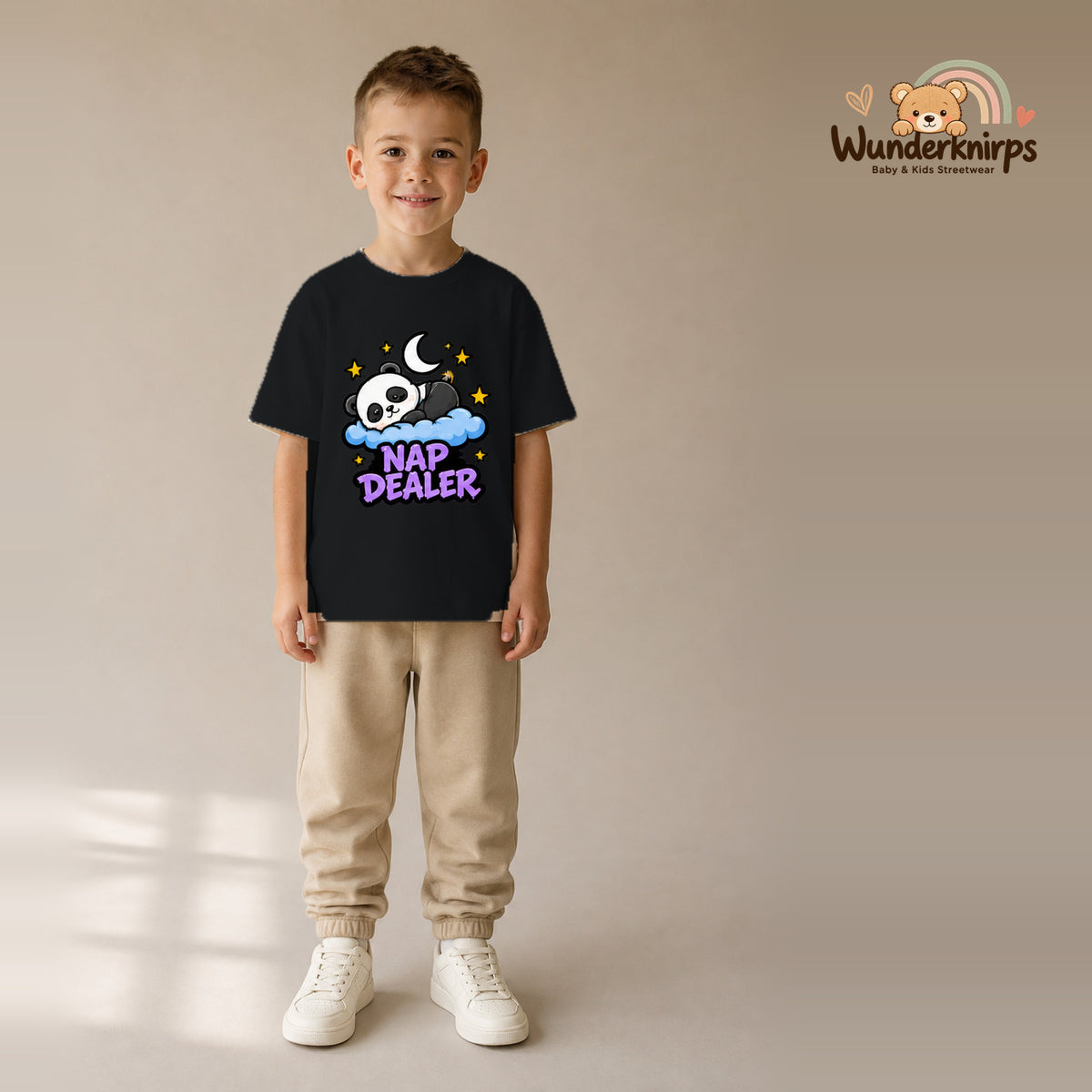 T-Shirt für Jungen in Schwarz mit Motiv „Nap Dealer“, getragen von einem Kind – Wunderknirps.