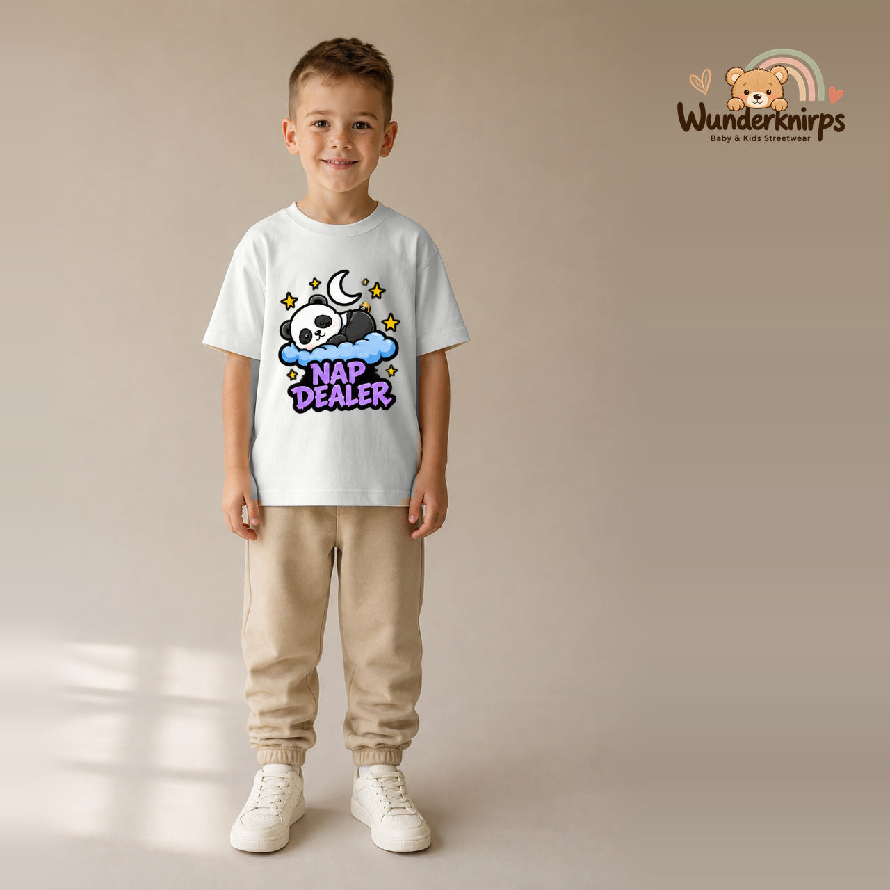 T-Shirt für Jungen in Weiß mit Motiv „Nap Dealer“, getragen von einem Kind – Wunderknirps.
