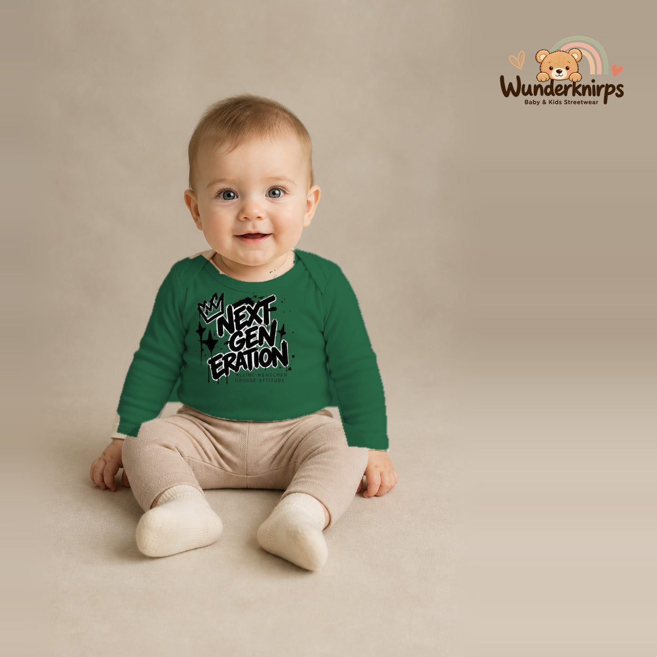 Babybody für Jungen in Grün mit Motiv „Next Generation“, getragen von einem Kind – Wunderknirps.