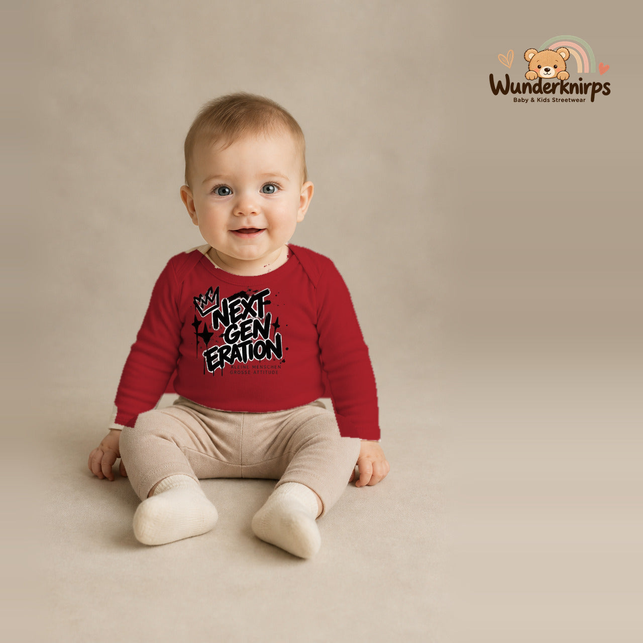 Babybody für Jungen in Rot mit Motiv „Next Generation“, getragen von einem Kind – Wunderknirps.