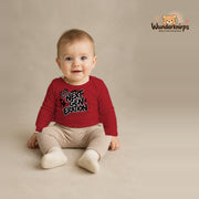Babybody für Jungen in Rot mit Motiv „Next Generation“, getragen von einem Kind – Wunderknirps.