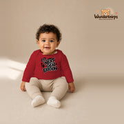 Babybody für Jungen in Rot mit Motiv „Next Generation“, getragen von einem Kind – Wunderknirps.