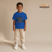 T-Shirt für Jungen in Blau mit Motiv „Next Generation“, getragen von einem Kind – Wunderknirps.
