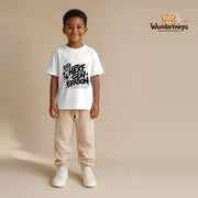 T-Shirt für Jungen in Weiß mit Motiv „Next Generation“, getragen von einem Kind – Wunderknirps.