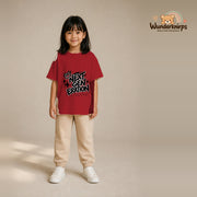 T-Shirt für Mädchen in Rot mit Motiv „Next Generation“, getragen von einem Kind – Wunderknirps.