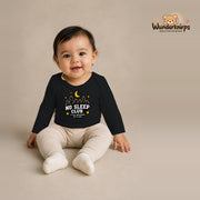 Babybody für Mädchen in Schwarz mit Motiv „No Sleep Club“, getragen von einem Kind – Wunderknirps.