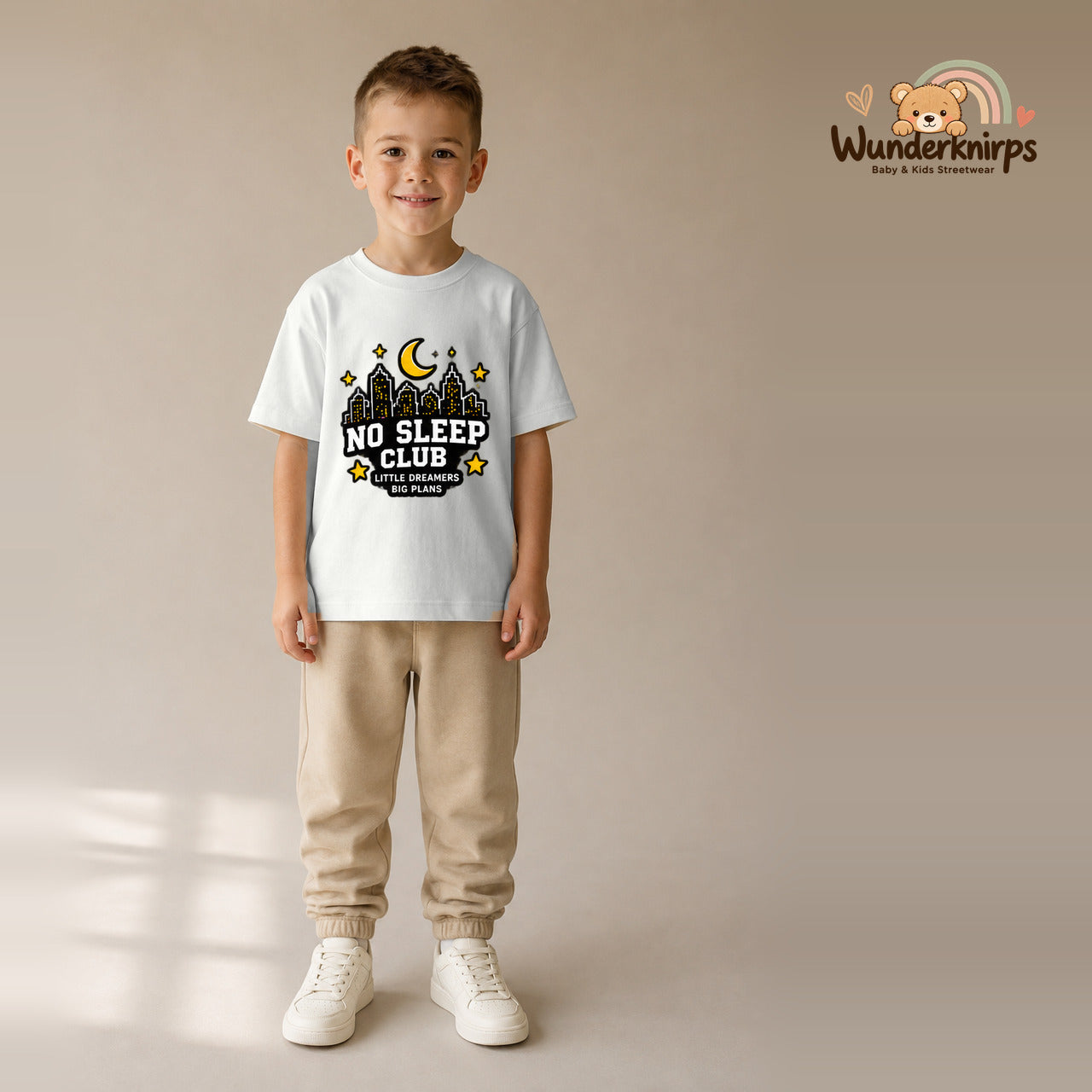 T-Shirt für Jungen in Weiß mit Motiv „No Sleep Club“, getragen von einem Kind – Wunderknirps.