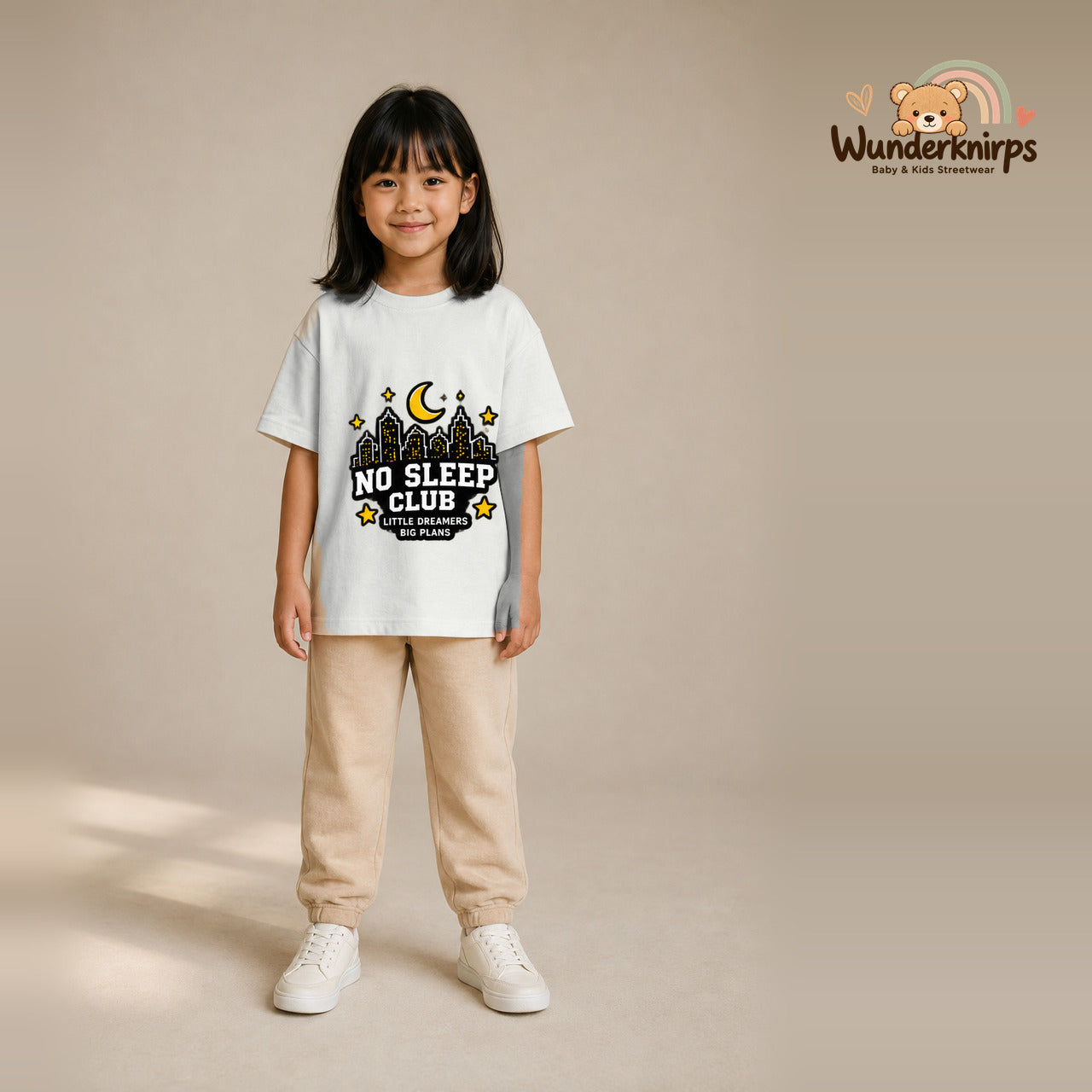 T-Shirt für Mädchen in Weiß mit Motiv „No Sleep Club“, getragen von einem Kind – Wunderknirps.