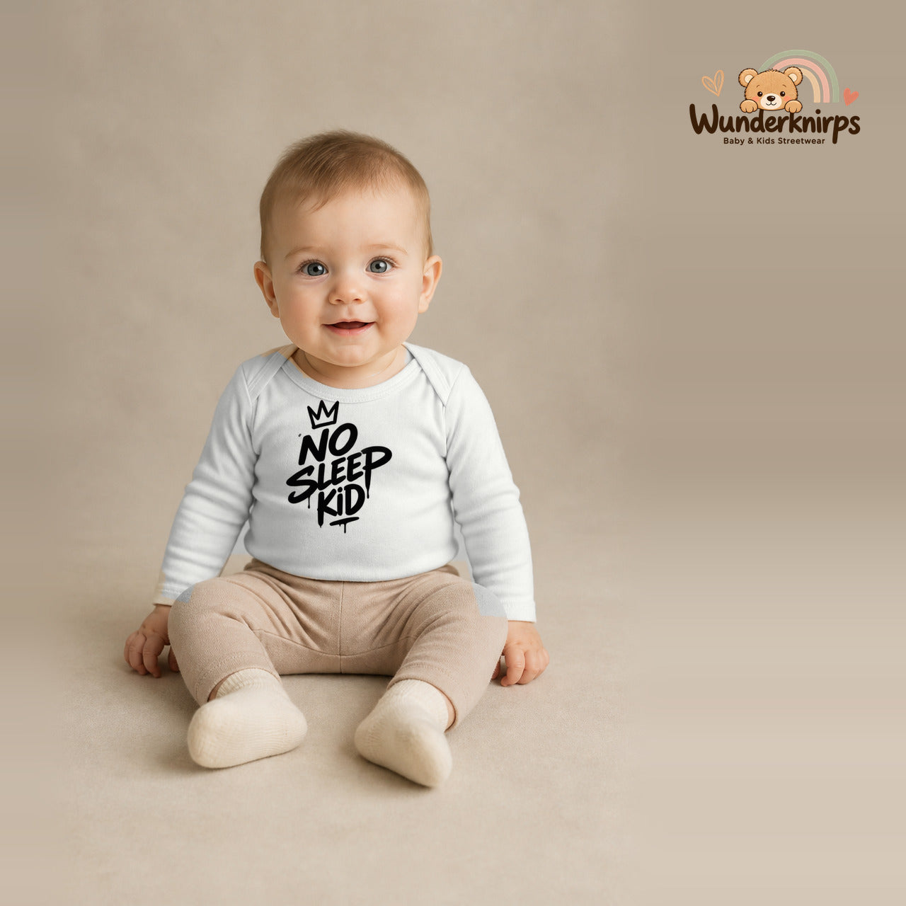 Babybody für Jungen in Weiß mit Motiv „No Sleep Kid“, getragen von einem Kind – Wunderknirps.